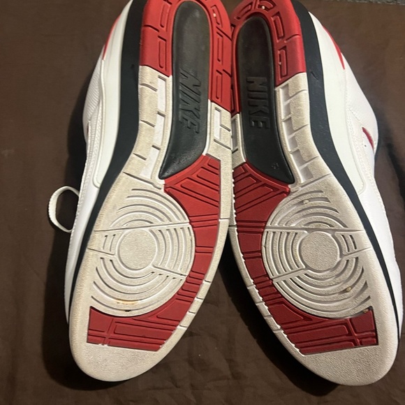 Classic White and Red Men's Sneakers Retro 2 Chicago Vintage - Picture 6 of 8